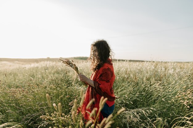 Photo woman standing on field against sky