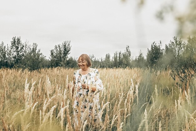 Photo woman standing on field against sky