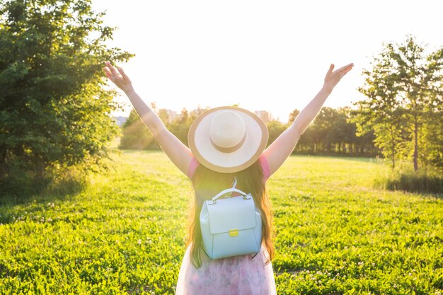 Photo woman standing in field