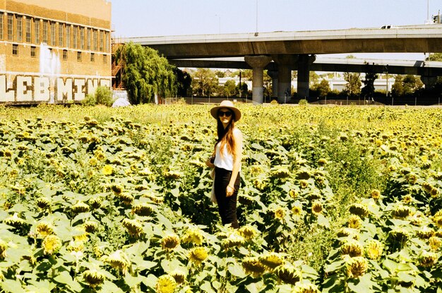 Photo woman standing in a flower field