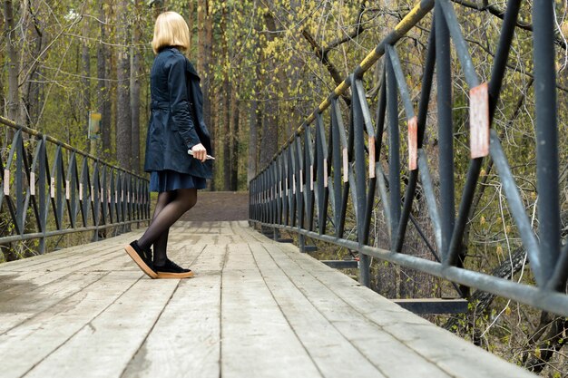 Foto donna in piedi sul ponte pedonale