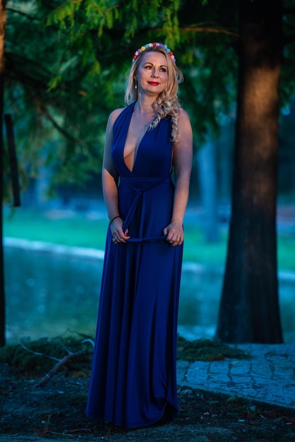 Photo woman standing in a forest