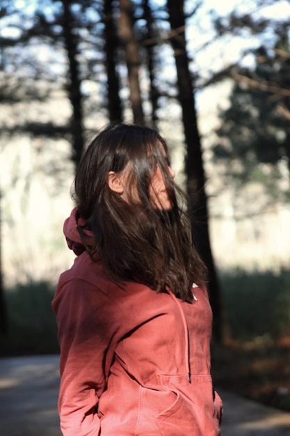 Photo woman standing in forest