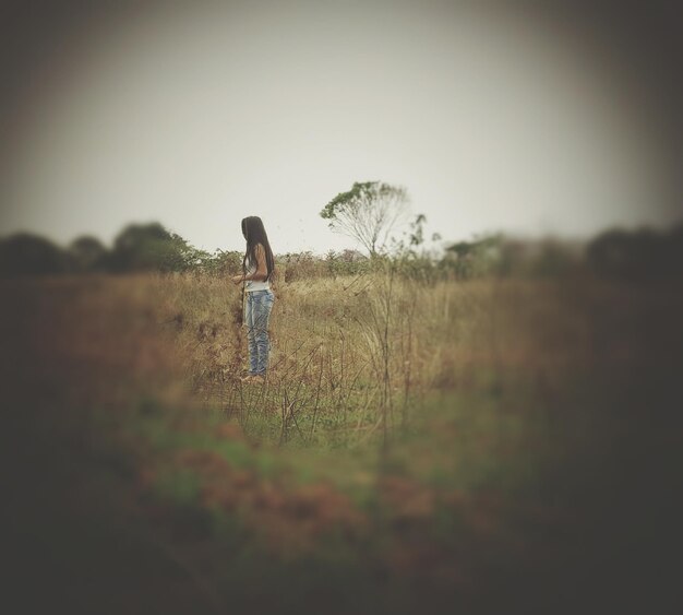 Photo woman standing in grassy field