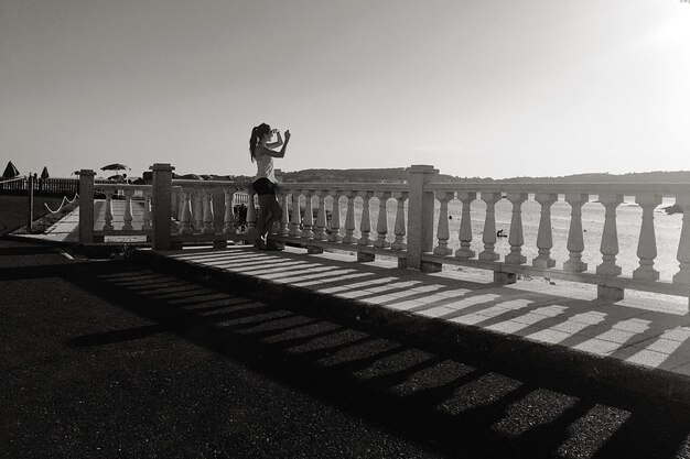 Photo woman standing at historical building against clear sky