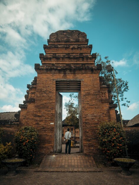 Photo woman standing at historical building against sky