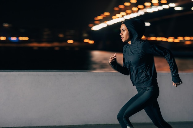 Photo woman standing in illuminated city at night