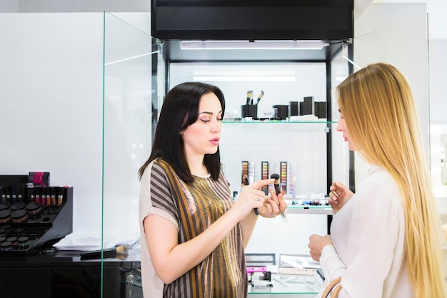 写真 店に立っている女性