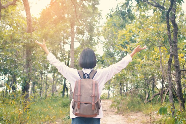 写真 森に立っている女性