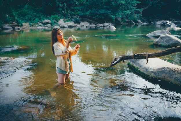 写真 湖に立っている女性