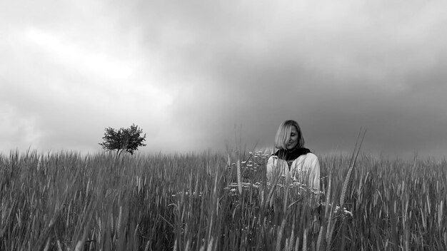 Photo woman standing on land against sky