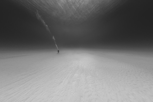 Photo woman standing on ocean floor