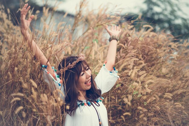 写真 フィールドに立っている女性