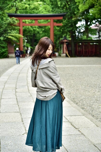 写真 歩道に立っている女性