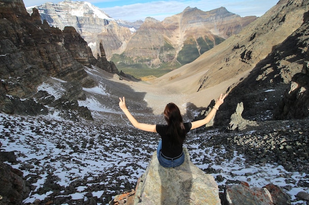 写真 空の向こうの山の上に立っている女性