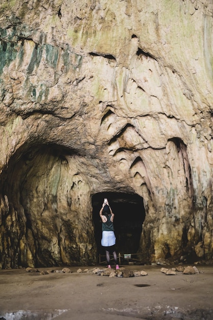 写真 岩の上に立っている女性