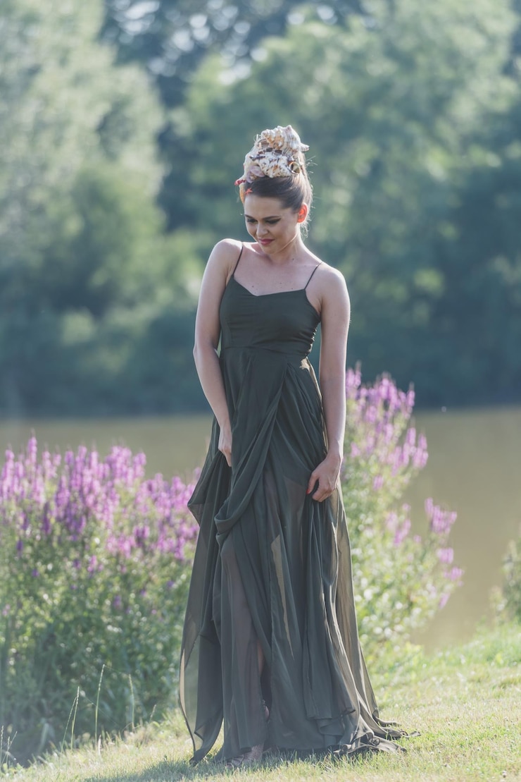 Photo woman standing on purple flowering plant in field