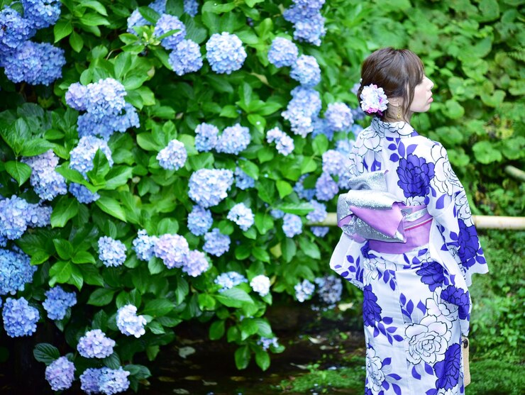 Photo 紫の花の植物の上に立っている女性