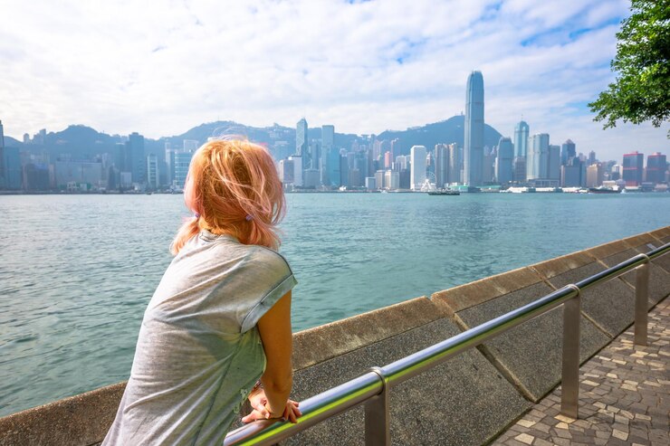 Photo woman standing at river in city against sky