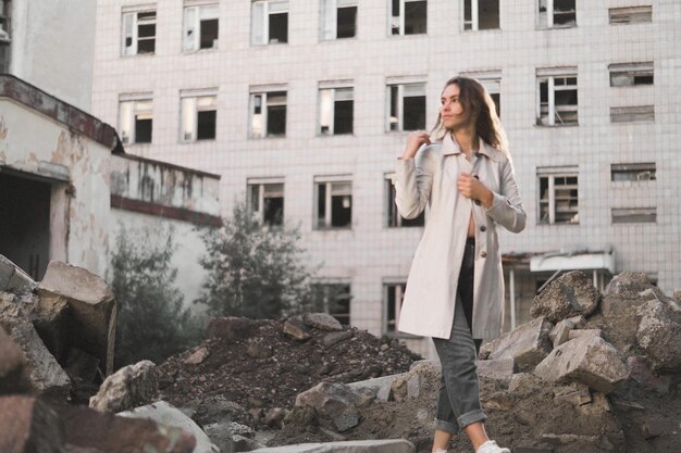 Foto donna in piedi su una roccia contro un edificio