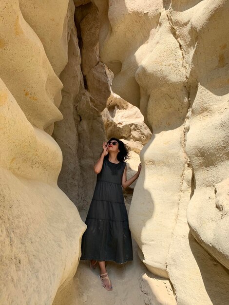 Photo woman standing on rock