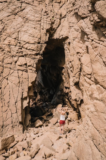 Foto donna in piedi sulle rocce