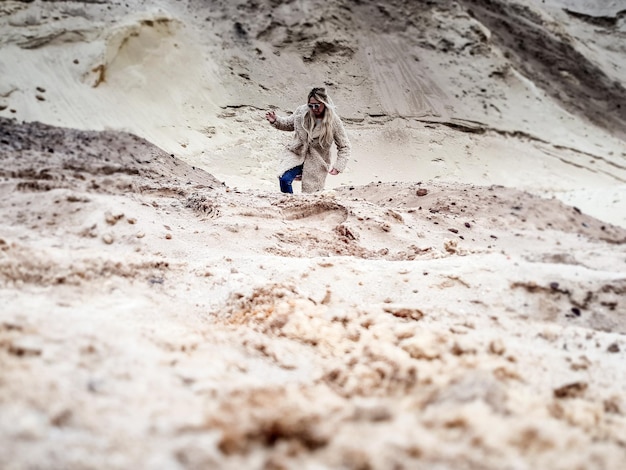 Photo woman standing on sand at desert