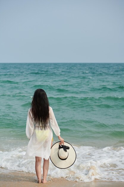 砂浜に立つ女性