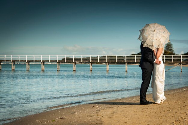 Photo woman standing on shore