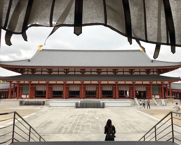 伝統的な建物の階段に立っている女性