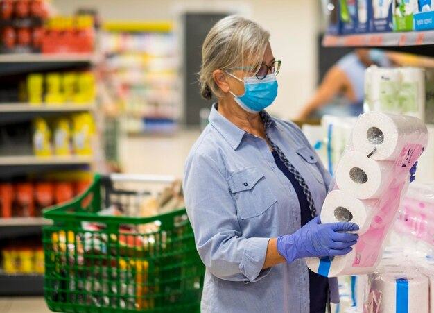 Photo woman standing at store