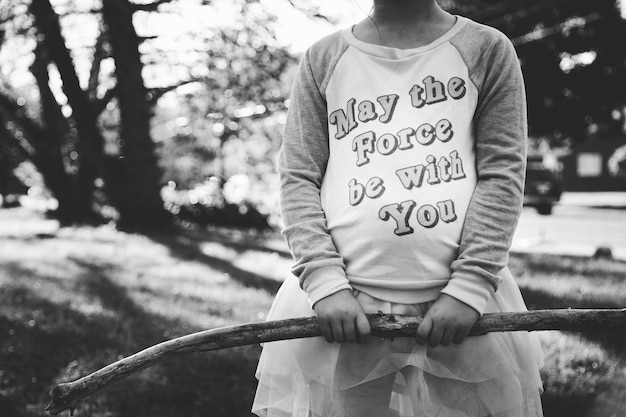 Photo woman standing on tree trunk