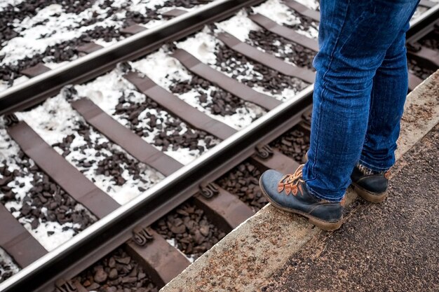 端に近すぎてプラットホームに立って電車を待っている女性