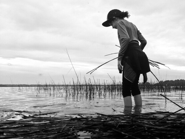 Photo woman standing in water