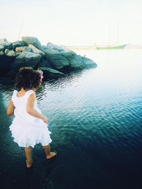 Foto donna in piedi nell'acqua