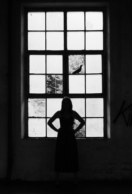 Photo woman standing in window