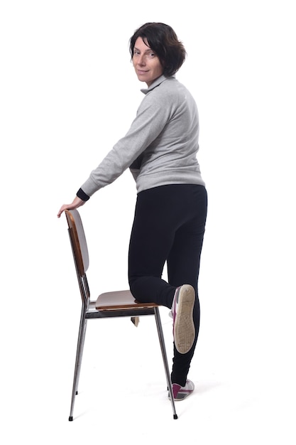 写真 白い背景の椅子と立っている女性