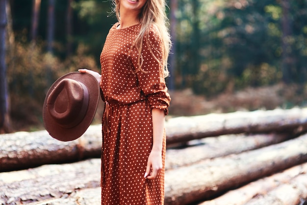 Foto donna in piedi con un cappello autunnale