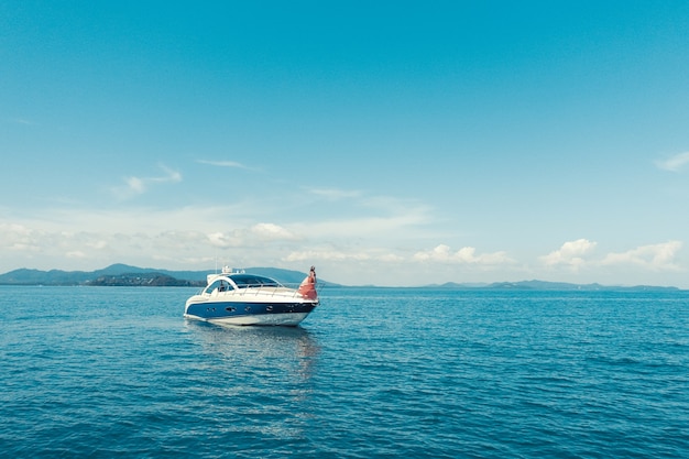 Donna in piedi sul naso dello yacht sulla superficie del mare sea