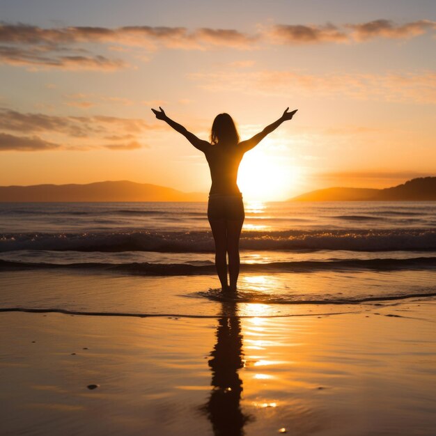 Женщина стоит на пляже на рассвете.