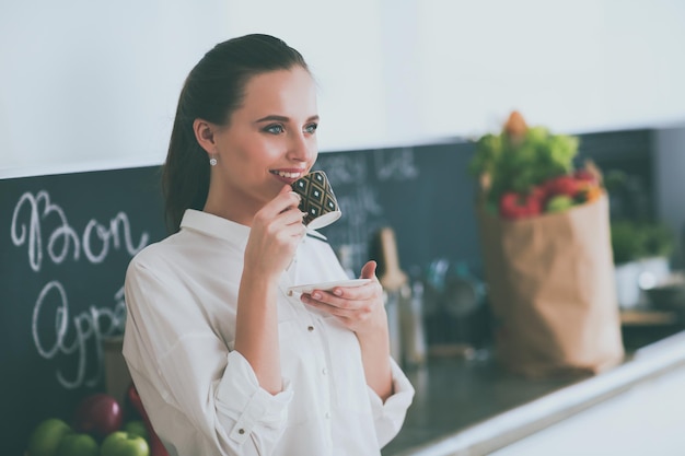 Photo a woman stands in front of a chalkboard that says'food'on it