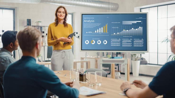 Photo a woman stands in front of a large screen that says'analysis'on it