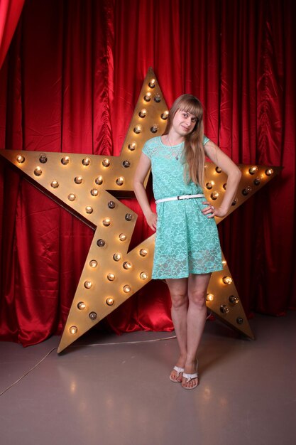 Photo a woman stands in front of a star that says  star