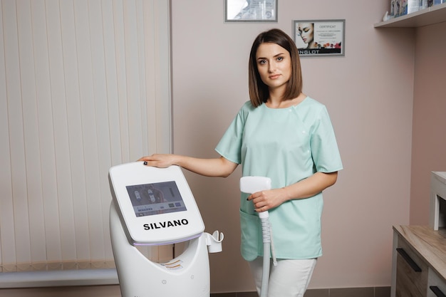 Photo a woman stands next to a machine that says  kodak