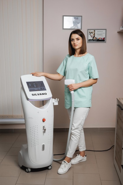 Photo a woman stands next to a machine that says samsung on it