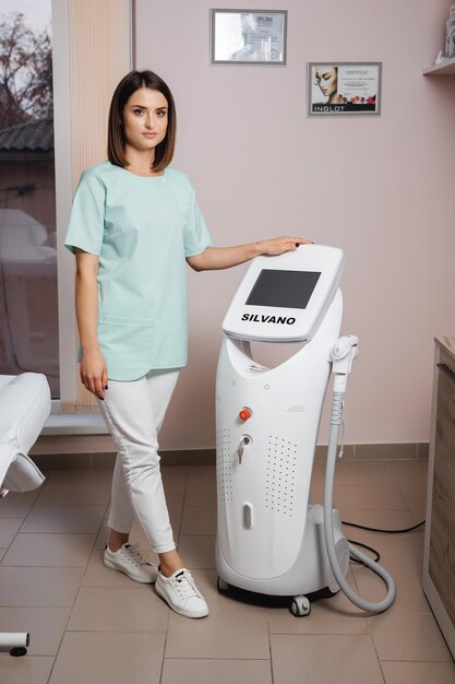 Photo a woman stands next to a scale that says  geri