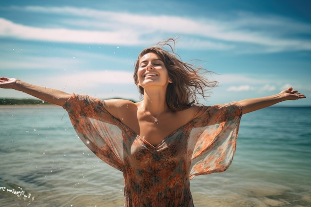 Женщина стоит в воде с вытянутыми руками в открытом и приветствующем жесте молодая женщина на пляже с открытыми руками наслаждается свободным временем и свободой на открытом воздухе