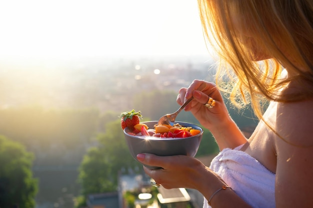 Foto donna che inizia una giornata con una sana colazione