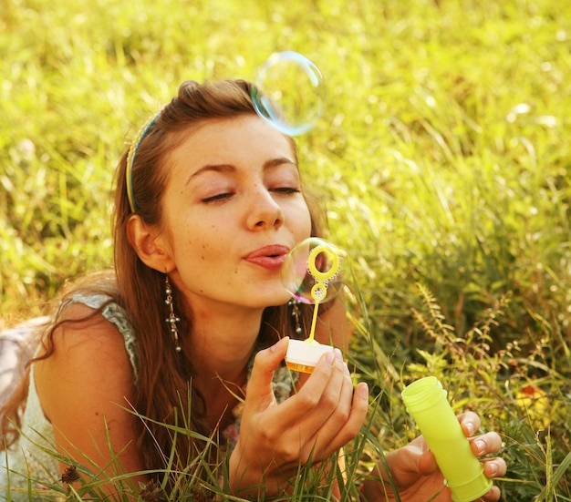 Photo woman starts soap bubbles