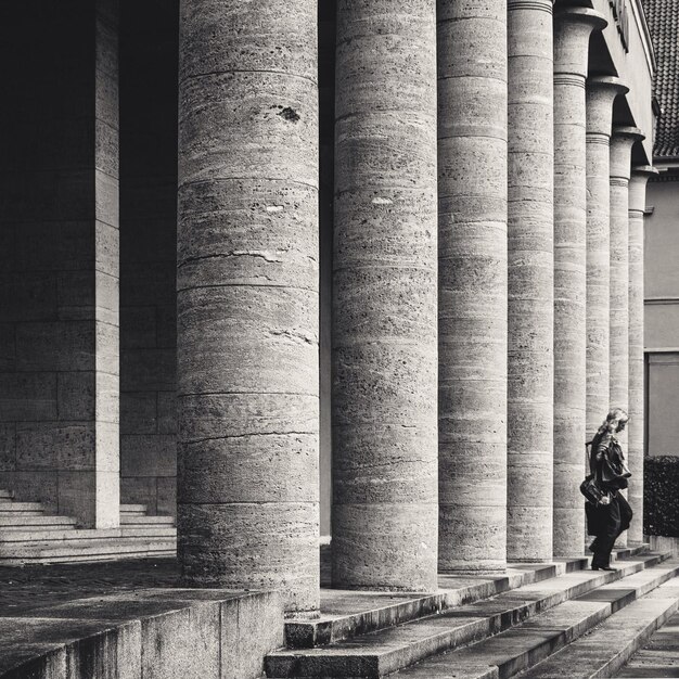 Foto donna sui gradini di un edificio